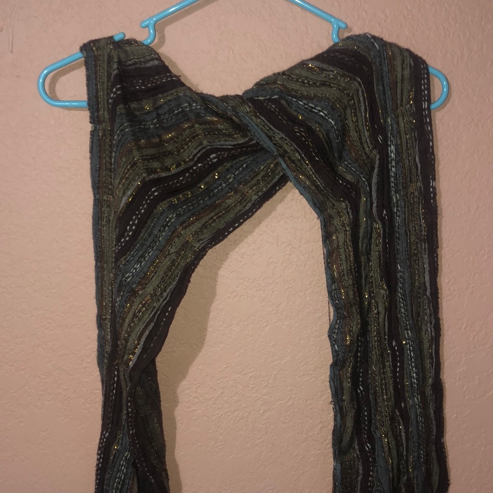 Women’s scarf with fringe bottom
